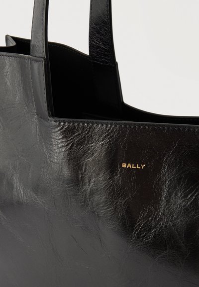 Μαύρη τσάντα tote από δέρμα με διπλές λαβές, με διακριτική υφή και μικρό χρυσό λογότυπο "BALLY" στην πάνω εμπρόσθια πλευρά.