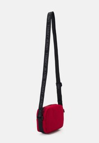 Tommy Jeans DAILY CROSSOVER - Soma ar siksnu pāri ķermenim - medium red