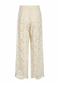 Pantalon large crème avec motif en dentelle florale découpée et ourlet festonné, taille haute et coupe décontractée.