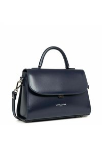 Borsa in pelle blu navy con design strutturato, hardware argentato, opzioni di trasporto duali (manico superiore e tracolla) e chiusura a patta magnetica.