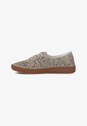 Sneakers na sznurówki w jasnoszarym siateczkowym materiale z kwiatowymi wzorami, kontrastującą, tanową, teksturowaną gumową podeszwą oraz przeszyciami wzdłuż krawędzi.
