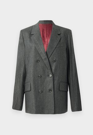 Blazer doppiopetto in tessuto grigio scuro con sottili righe, dotato di bottoni neri, revers a punta e una fodera rossa a contrasto.