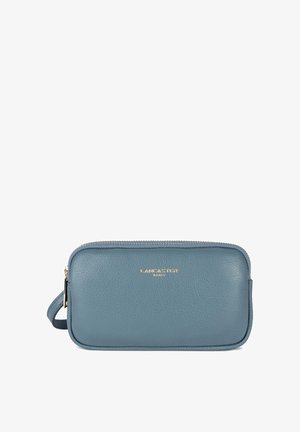 Pochette en cuir bleu avec une finition texturée, matériel doré, fermeture éclair et une sangle pour le poignet. Logo de la marque embossé à l'avant.