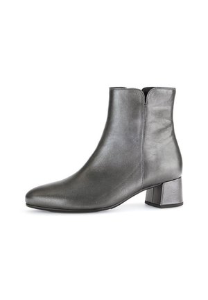 Bottines en cuir noir avec un bout rond et un petit talon bloc. Texture lisse et design minimaliste avec une fermeture éclair à l'arrière.