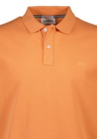 Polo arancione realizzato in tessuto texturizzato, con colletto, tre bottoni e un logo di montagne ricamato sul lato sinistro del petto.
