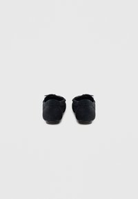 Μαύρα loafers από σουέτ με στρογγυλή μύτη, χαμηλό τακούνι και απλή ραφή στο πίσω μέρος. Λείο υλικό με κλασικό σχεδιασμό.