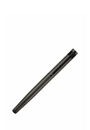 Stylo noir texturé métallique avec clip, fermé, incliné en diagonale sur fond blanc.