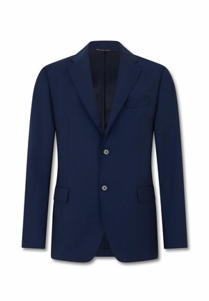 Granatowa marynarka męska z klapami z wycięciem, zapinana na dwa guziki, z kieszeniami z patkami oraz kieszenią na wysokości piersi, prezentowana na białym tle.