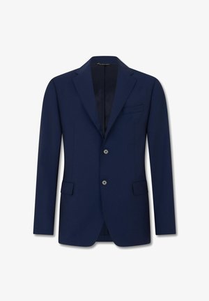 Granatowa marynarka męska z klapami z wycięciem, zapinana na dwa guziki, z kieszeniami z patkami oraz kieszenią na wysokości piersi, prezentowana na białym tle.