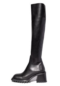 Botas de cuero negro hasta la rodilla con un acabado liso, tacón grueso y suela resistente, que cuentan con un cañón ajustado y hardware mínimo.