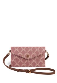 Sac en forme d'enveloppe rose avec un motif en diamant, des accessoires en or et une bandoulière marron amovible. Matériau synthétique texturé.