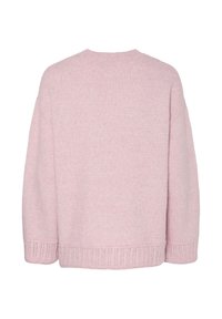 Világos rózsaszín, túlméretezett pulóver kerek nyakkal, bordázott mandzsettákkal és szegéllyel. Puha textúra finom kötésmintával. Csak hátulnézet.