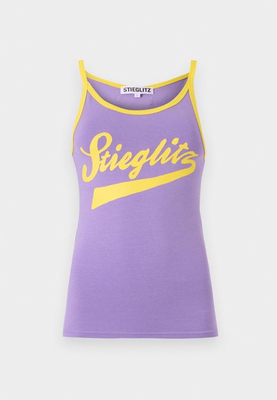 Lilla tanktopp med gul trim, med en stor hvit kursiv "Stieglitz" logo. Myk bomullsmateriale, slank passform.