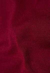 Burgunderroter Stoff mit feiner Rippenstruktur, der einen dezenten Glanz und eine glatte Oberfläche zeigt. Das Material wirkt weich und flexibel.