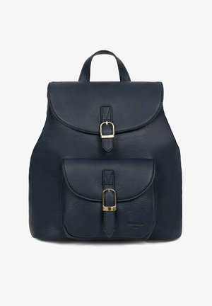 Granatowy skórzany plecak z zaokrągloną klapą, z wykończeniem w złotym kolorze, przednią kieszenią, teksturowaną powierzchnią oraz podwójnymi szelkami.