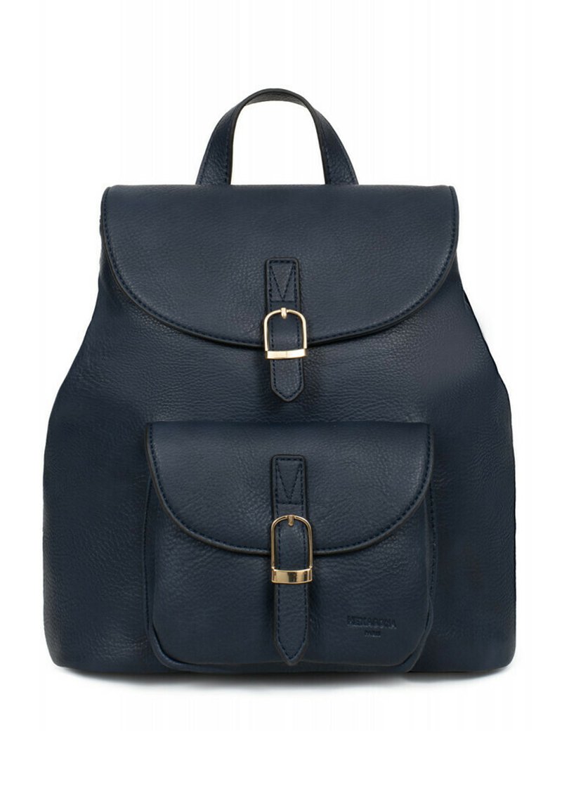 Granatowy skórzany plecak z zaokrągloną klapą, z wykończeniem w złotym kolorze, przednią kieszenią, teksturowaną powierzchnią oraz podwójnymi szelkami.