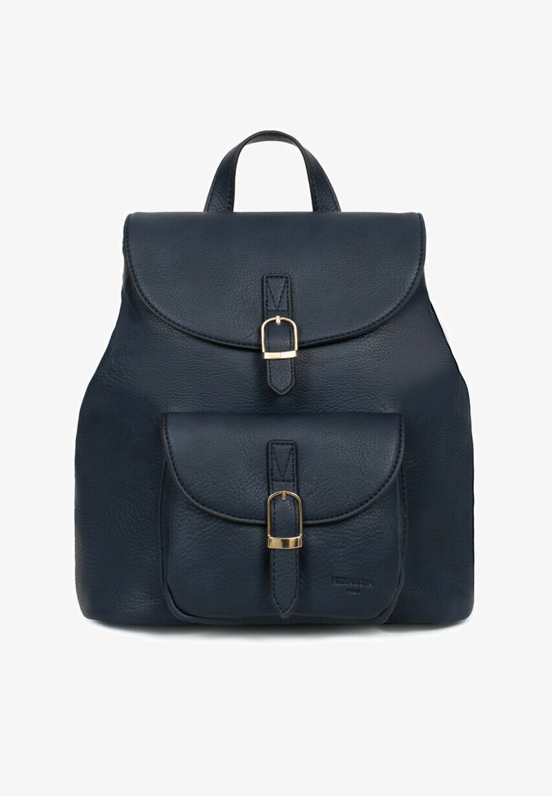 Granatowy skórzany plecak z zaokrągloną klapą, z wykończeniem w złotym kolorze, przednią kieszenią, teksturowaną powierzchnią oraz podwójnymi szelkami.