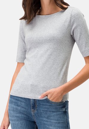 Grijs, kort mouw shirt gemaakt van zachte, rekbare stof met een ronde halslijn, gecombineerd met een blauwe spijkerbroek. Soepele textuur en minimalistisch ontwerp.