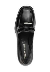 Mocassin en cuir noir avec une finition brillante, des détails cousus, un accent métallique rectangulaire et un design à bout arrondi.