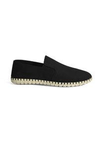 Zwarte slip-on espadrille met een bovenkant van textuurstof en een crèmekleurige geweven jute zool. Platte, ronde neus met minimale stikseldetails.