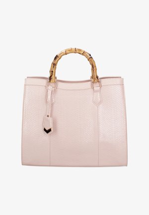 Sac à main rose pâle avec un motif serpent texturé, doté d'une poignée en bambou, d'accents en métal et d'une étiquette détachable.