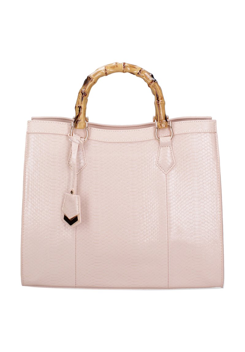 Borsa a mano rosa pallido con una superficie testurizzata a motivo serpente, dotata di manico in bambù, accenti in metallo e un'etichetta rimovibile.