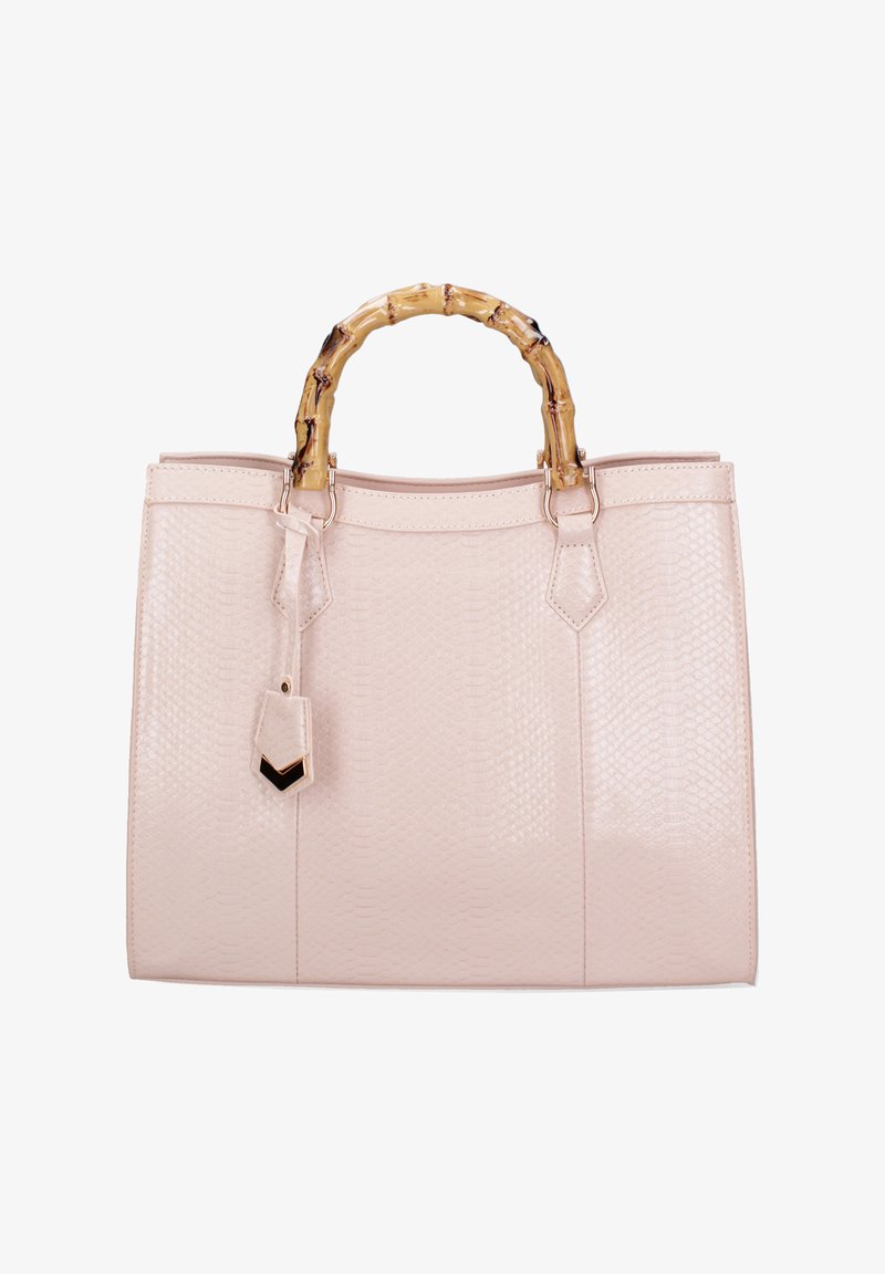 Borsa a mano rosa pallido con una superficie testurizzata a motivo serpente, dotata di manico in bambù, accenti in metallo e un'etichetta rimovibile.