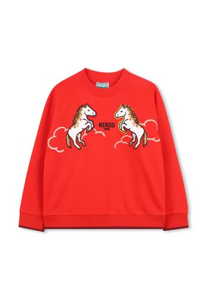 Sudadera roja de manga larga con dos caballos blancos enfrentados sobre el texto "Kenzo Paris" y diseños de nubes blancas.