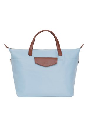 Borsa a tracolla azzurro chiaro realizzata in nylon con due manici in pelle marrone e una patta in pelle anteriore. Chiusura con zip in cima.