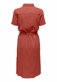 Vue de dos d'une robe courte à manches courtes, de couleur rouille, longueur genou, avec un col et une ceinture cintrée à la taille.