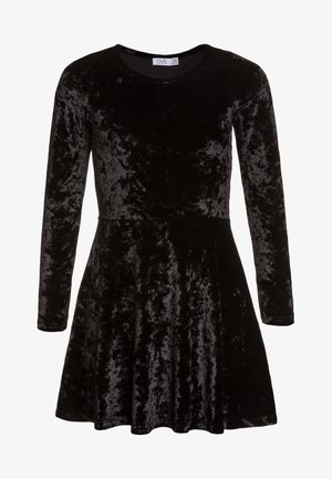 Robe longue à manches longues en velours noir écrasé avec une taille cintrée et une jupe évasée, col rond, adaptée aux enfants de 14 ans.