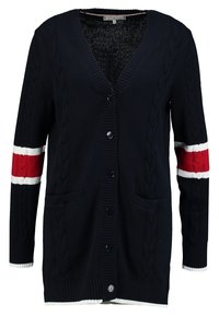 Marineblauwe cardigan met kabelbrei-structuur, V-hals, vijf knopen, twee voorklauwen en gestreepte rode en witte accenten op de mouwen.