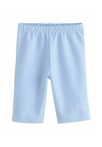 Shorts bleu clair longueur genou avec taille élastique et petit texte « STAY COOL » sur la jambe inférieure droite.