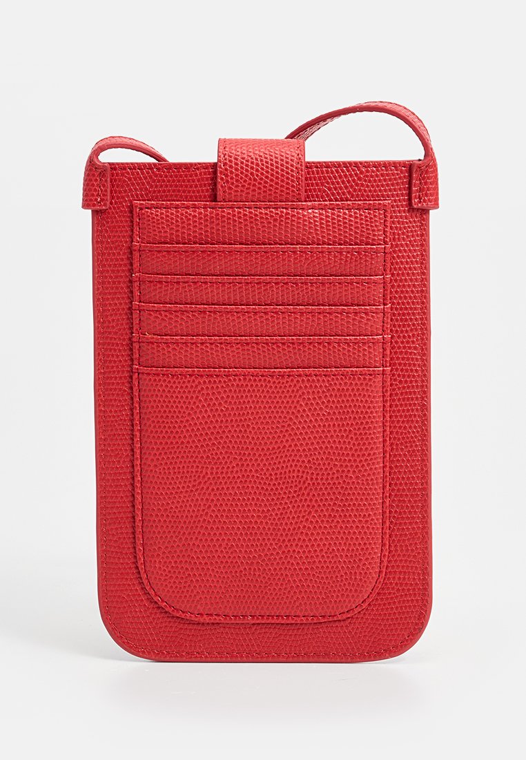 Funda de teléfono de cuero rojo con superficie texturizada, que cuenta con una tapa superior segura y cuatro ranuras para tarjetas en la parte trasera. Diseño liso y elegante.
