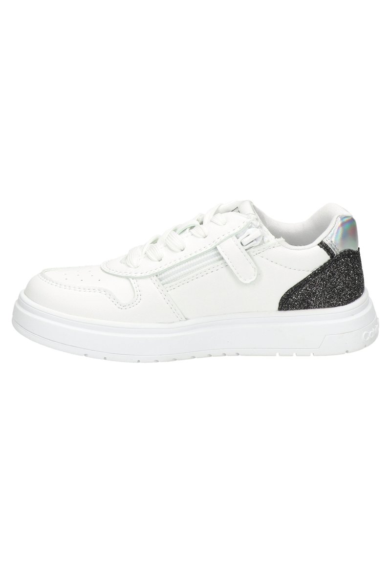 Sneaker bianca con tomaia in pelle liscia, punta rotonda e lacci tonali; presenta un accento di glitter nero sul tallone e un pannello riflettente.