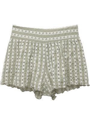 Lichtgroene shorts met een textuurstof met verticale strepen, kantaccenten en een ruche aan de onderkant.