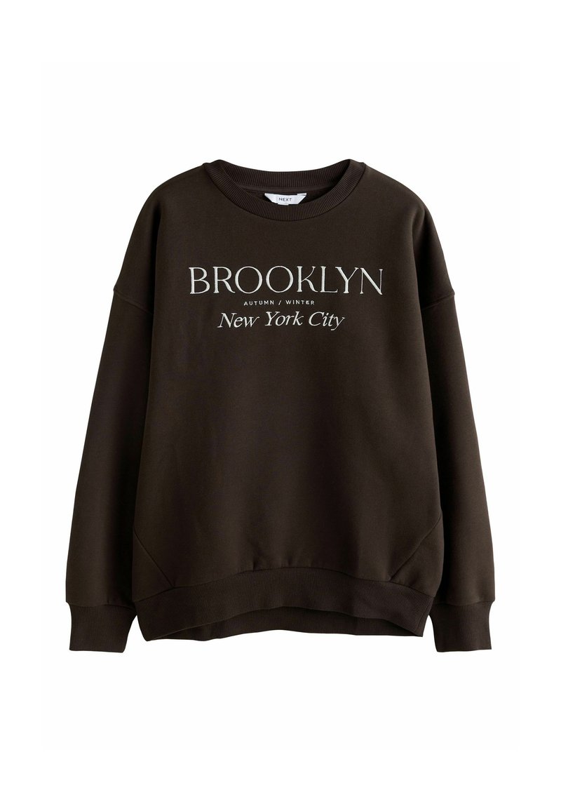 Barna kapucnis pulóver klasszikus kerek nyakkal, fehér szöveggel: "BROOKLYN AUTUMN / WINTER New York City" az elején.