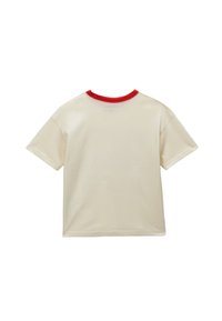 T-shirt couleur crème à manches courtes et col côtelé rouge. Le tissu est lisse et léger, avec un design simple et sans motifs.