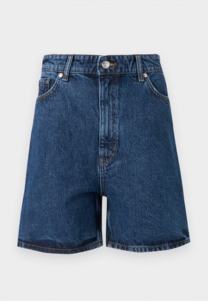 Μπλε τζιν σορτς ψηλόμεσα με μπροστινό κουμπί, φερμουάρ, θηλές για ζώνη και μπροστινές τσέπες σε απλό φόντο.