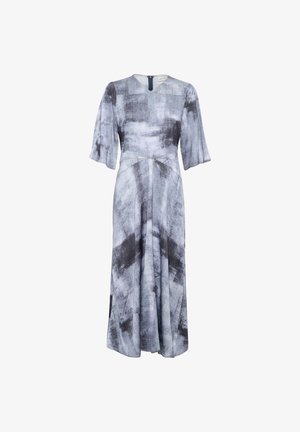 Pilkas midi suknelė su abstrakčiu juodai baltu raštu. Turi trumpas, platėjančias rankoves, V formos iškirpimą ir paslėptą užtrauktuką nugaros pusėje.