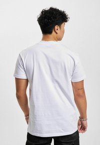 Hvit bomulls-T-skjorte med rund hals og korte ermer. Glatt tekstur, normal passform, ensfarget design. Ingen synlige grafikk eller mønstre.