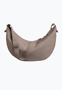Borsa a spalla in tessuto beige con forma curvata, tracolla regolabile e superficie liscia. Presenta un design minimalista senza hardware visibile.