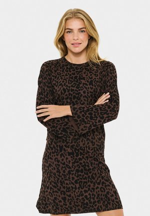 Robe tricotée imprimée animal marron avec des manches longues, un col rond et des détails côtelés aux poignets et à l'ourlet. Présente une silhouette ajustée.