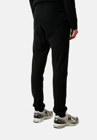 Authentic Cashmere BICHET JOGGING - Teplákové kalhoty - black