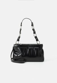 Sac à main en cuir noir avec des détails froncés, une courte bandoulière en chaînes, et une longue bandoulière en cuir sur fond blanc.