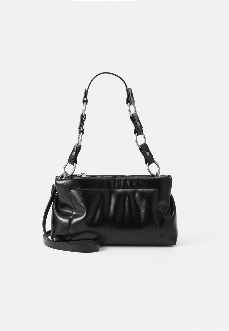 Sac à main en cuir noir avec des détails froncés, une courte bandoulière en chaînes, et une longue bandoulière en cuir sur fond blanc.