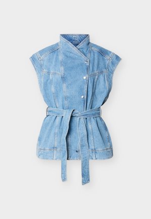Veste en denim bleu clair sans manches avec large col, boutons-pression à l'avant et ceinture assortie nouée à la taille.