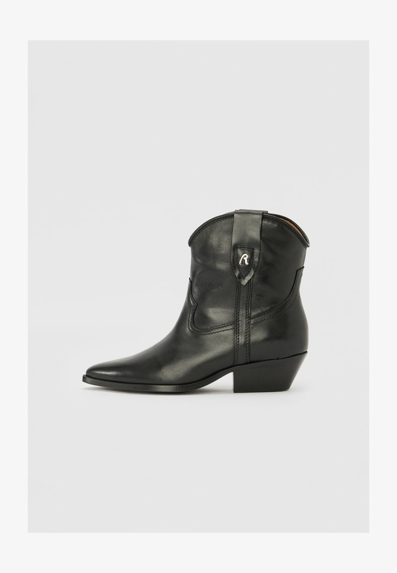 Botas de cowboy em couro preto, com ponta afilada, cano curto e salto bloco baixo. Apresentam costura e um detalhe decorativo na lateral.