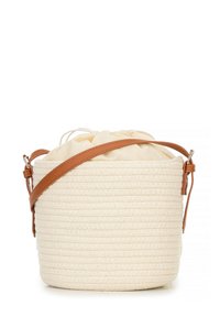 Ronde tas gemaakt van crème-kleurig geweven materiaal met een trekkoordsluiting. Voorzien van een bruine leren schouderband en een gladde textuur.