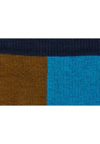Tessuto a maglia caratterizzato da tre diversi blocchi di colore: blu navy scuro nella parte superiore, marrone caldo al di sotto e un quadrato turchese brillante a destra.